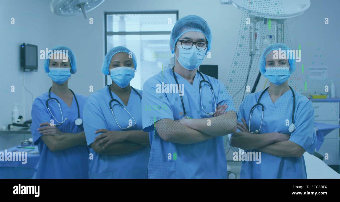Groupe debout de chirurgiens portant des gommages en salle d'opération, avec stéthoscopes et lampes chirurgicales Banque D'Images