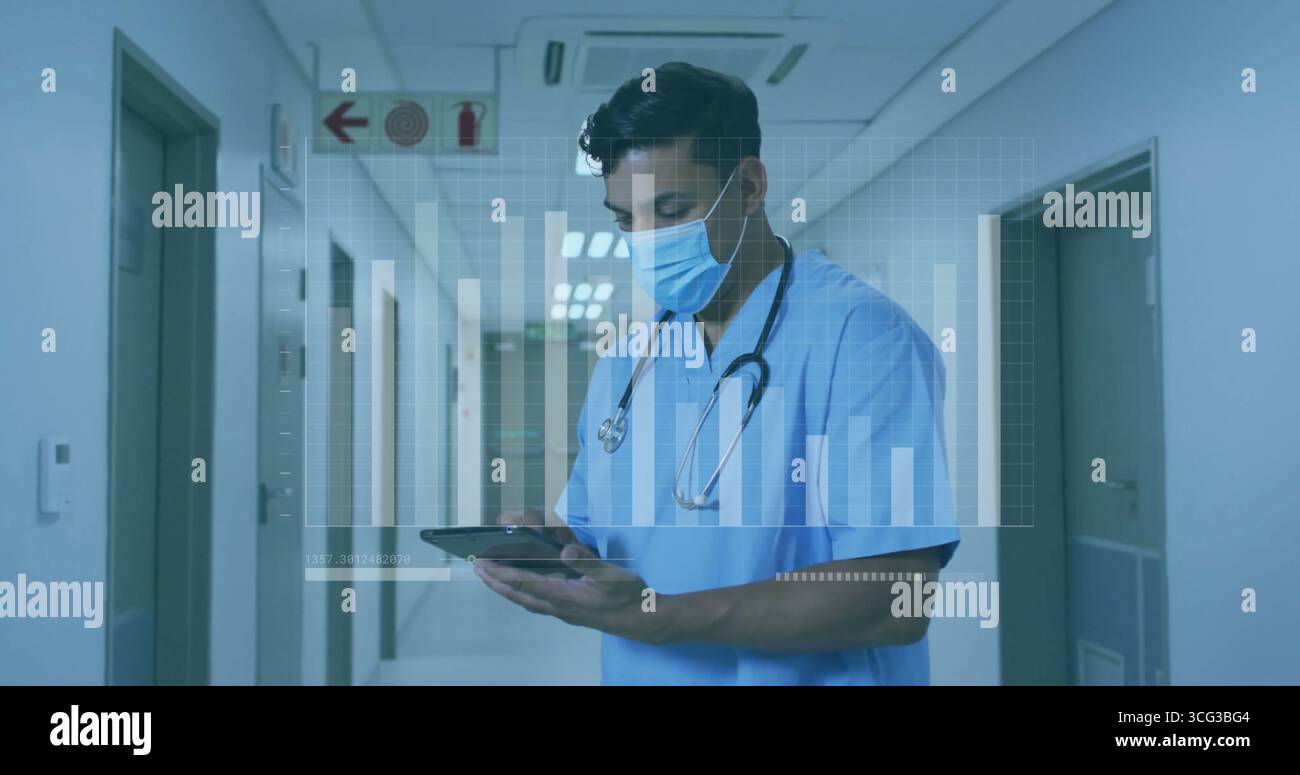 Médecin dans les gommages portant masque analysant la superposition de données dans le couloir de l'hôpital, avec stéthoscope, comprimé Banque D'Images