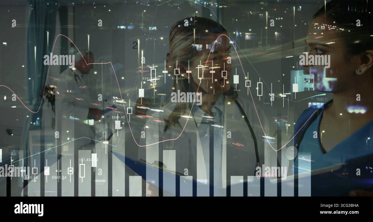 Équipe de soins de santé examinant les données des patients dans la clinique de verre, avec stéthoscope, tablette, graphiques financiers Banque D'Images