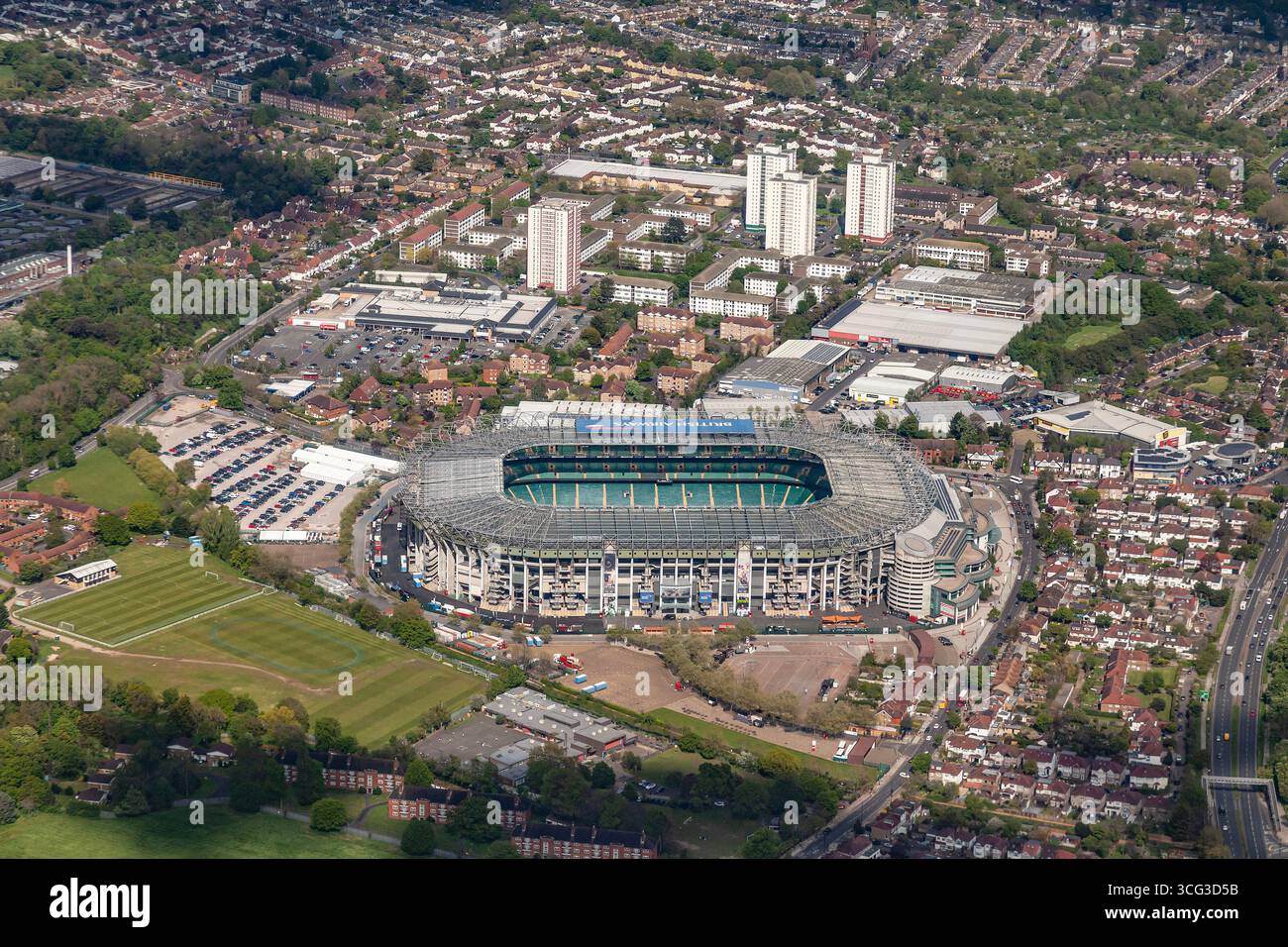 Vue aérienne du stade de rugby de Twickenham, alias le stade Alianz, Twickenham, dans le sud-ouest de Londres - siège de l'Union anglaise de rugby à XV (RFU). Banque D'Images