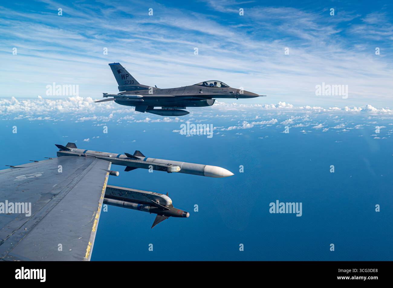 Le capitaine Nicholas Patrick de l'US Air Force, pilote du 35th Fighter Squadron, pilote un F-16 Fighting Falcon pour un scénario d'entraînement de combat de chiens pendant l'exercice Banque D'Images