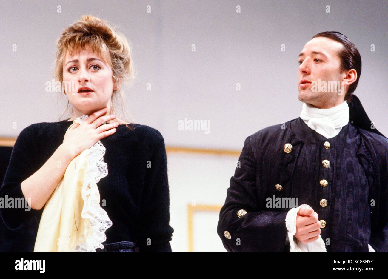 Sian Thomas (Joyce / Mrs Belville / Lady Davers), Ian Reddington (Barry / Mr Belville) dans PAMELA ou la réforme d'un râteau de Samuel Richardson une expérience partagée production tournée 1985 adapté par Giles Havergal & Fidelis Morgan design & Lighting : Paul Dart réalisateur : Giles Havergal Banque D'Images