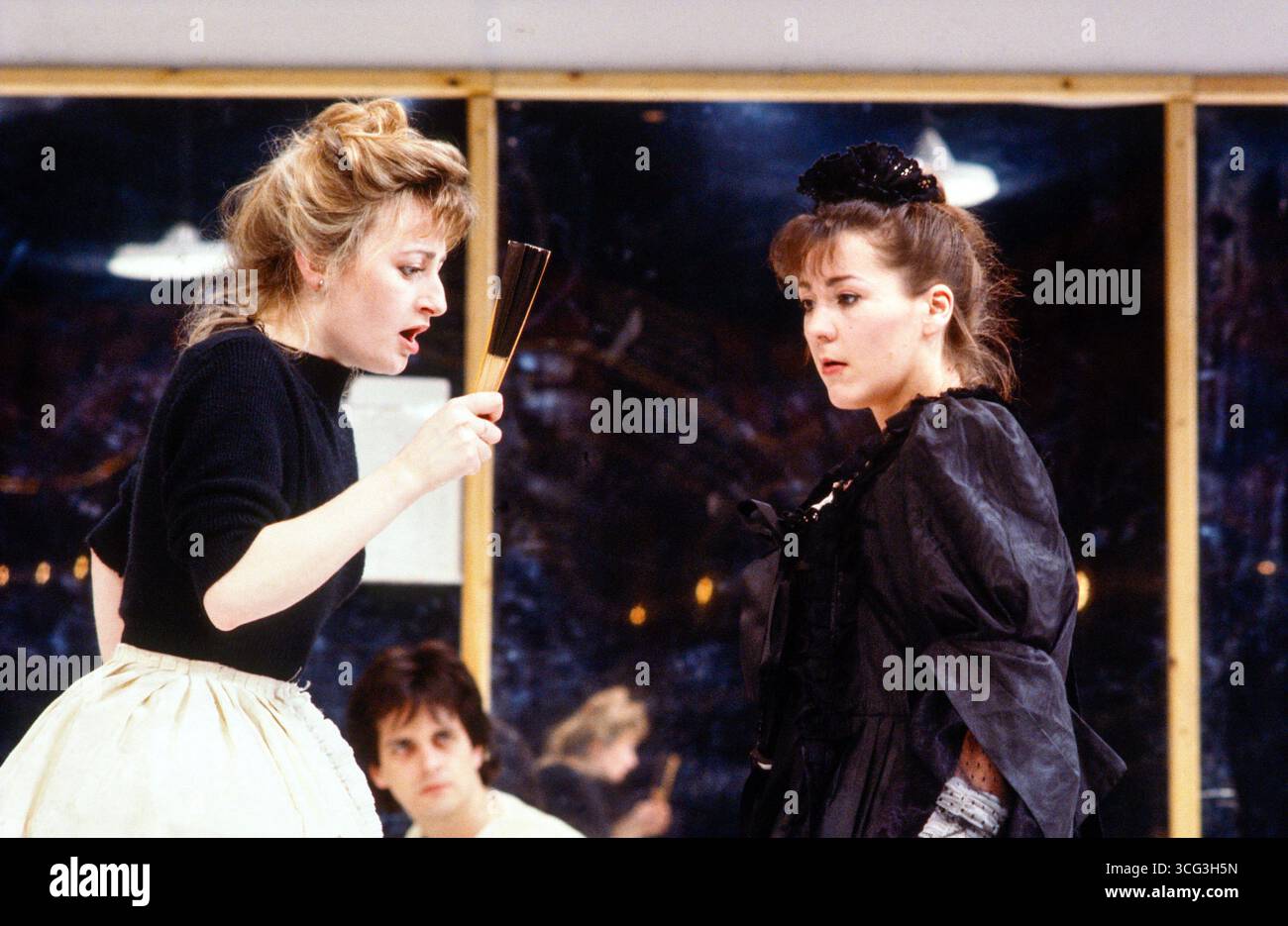 de gauche à droite : Sian Thomas (Joyce / Mrs Belville / Lady Davers), Charon Bourke (Becky / Pamela Andrews) dans PAMELA ou la réforme d'un râteau de Samuel Richardson une expérience partagée production tournée 1985 adapté par Giles Havergal & Fidelis Morgan design & Lighting : Paul Dart réalisateur : Giles Havergal Banque D'Images