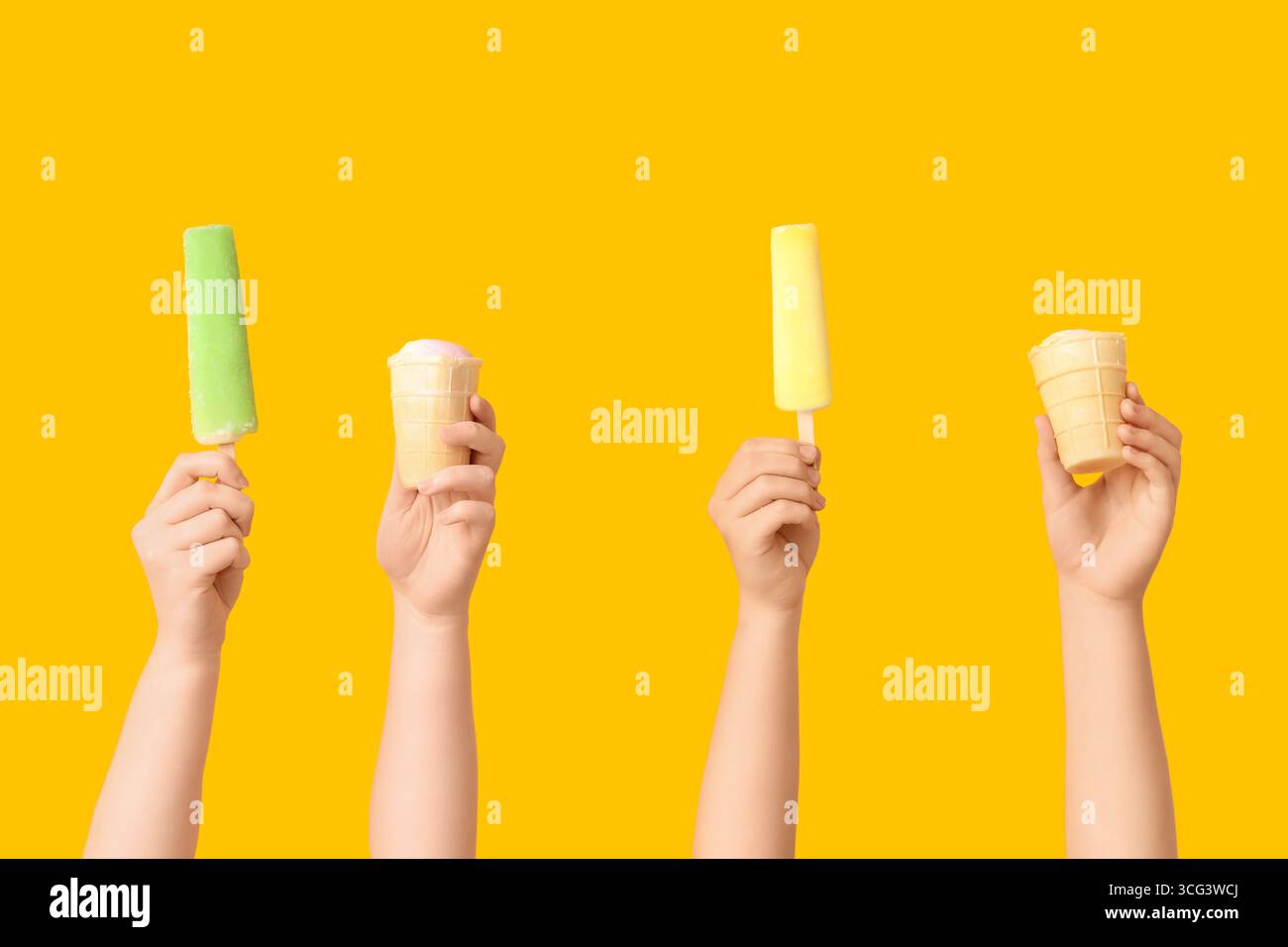 Mains féminines avec différentes glaces sucrées sur fond jaune Banque D'Images