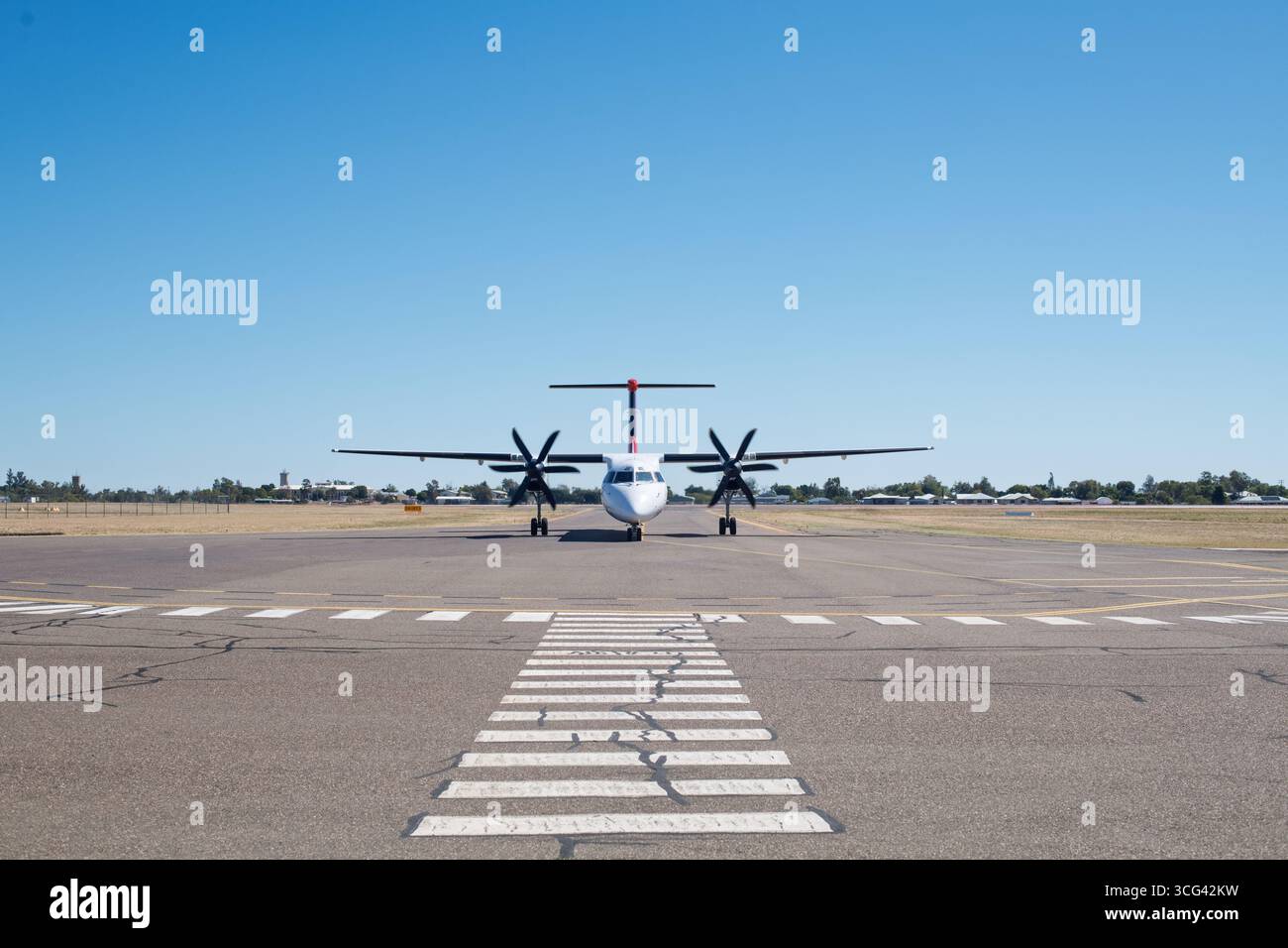Avion à deux hélices sur piste, piste d'atterrissage rurale, Queensland Australie, ciel bleu jour d'été Banque D'Images