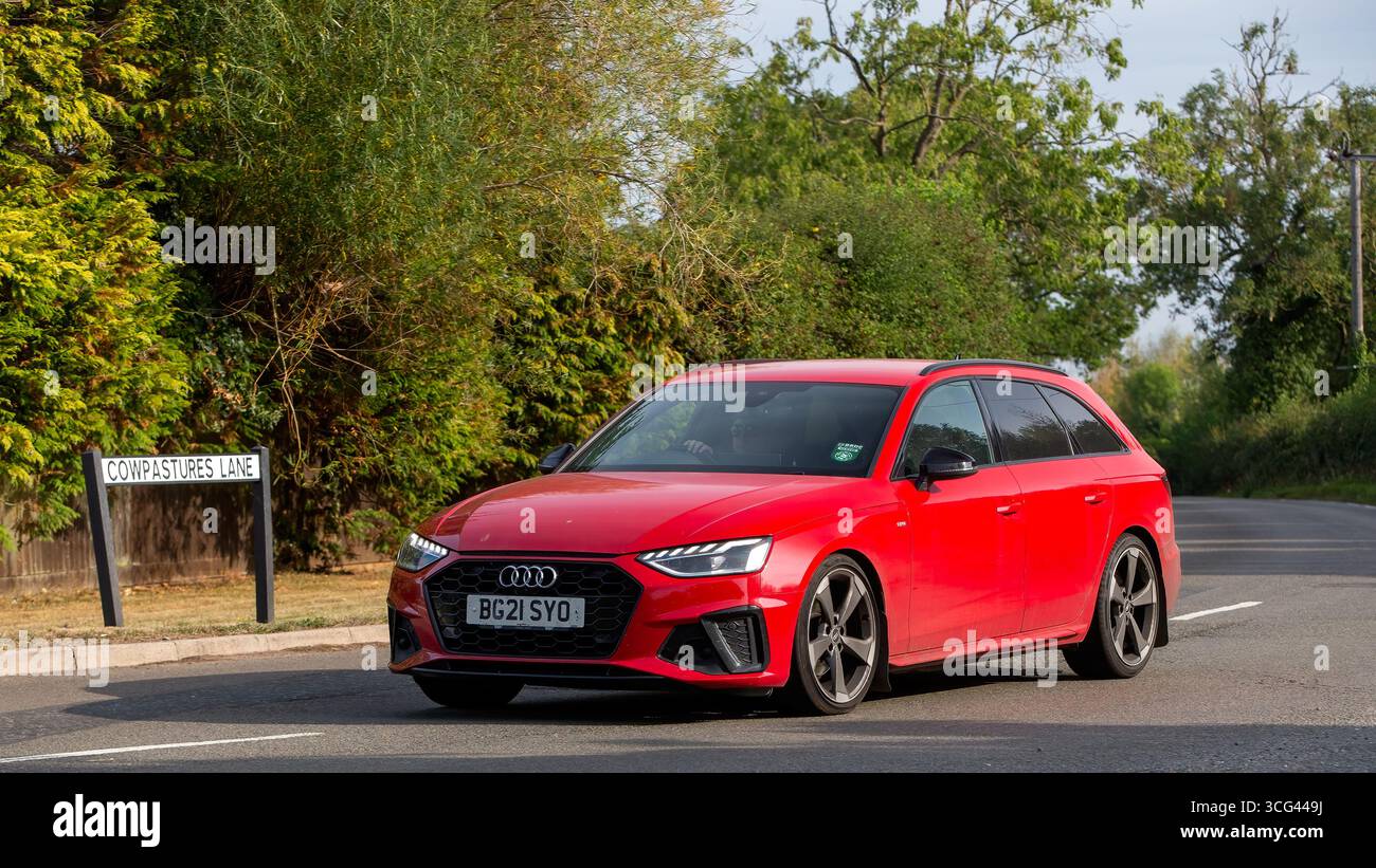Whittlebury, Norhants, Royaume-Uni - 23 août 2025 : 2021 voiture de domaine Audi A4 à moteur diesel rouge conduisant sur une route britannique Banque D'Images