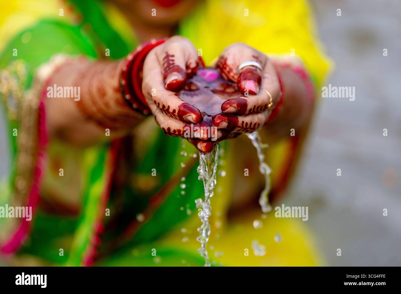 A Hindu woman performs evening rituals to the Sun god on Hartalika Teej festival at the Sangam, the confluence of rivers Ganges, Yamuna and mythical Saraswati ,during this festival married women observe a day-long fast for the longevity of their husbands, while unmarried women observe a fast praying for a good husband in Prayagraj, in the northern Indian state of Uttar Pradesh, Tuesday, Aug. 26, 2025. (AP Photo/Rajesh Kumar Singh) Banque D'Images