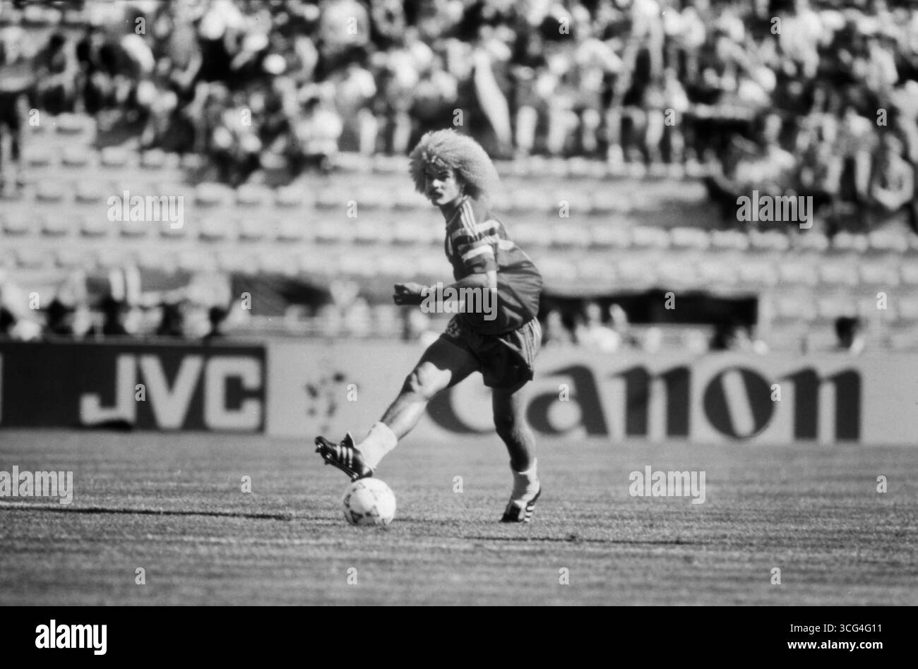 Carlos Valderrama, Kapitän der kolumbianischen Fußballnationalmannschaft, während eines Vorrundenspiels der Fußball-Weltmeisterschaft 1990 in Italien. Banque D'Images