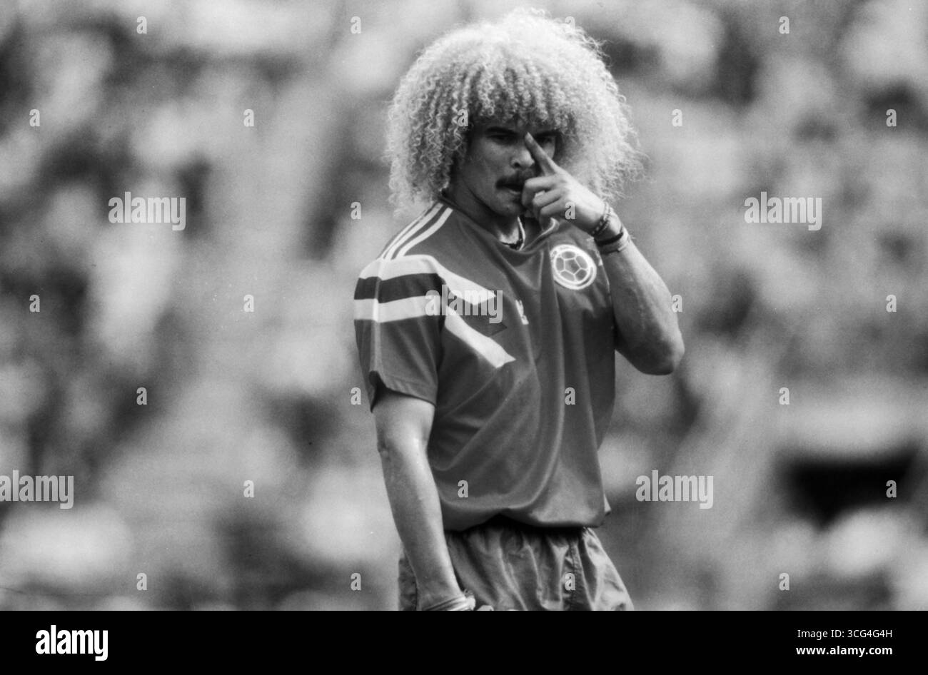 Carlos Valderrama (Kolumbien) mit markanter Lockenmähne reibt sich den Nasenrücken im Spiel gegen Jugoslawien BEI der Fußball-WM 1990 in Italien. Banque D'Images