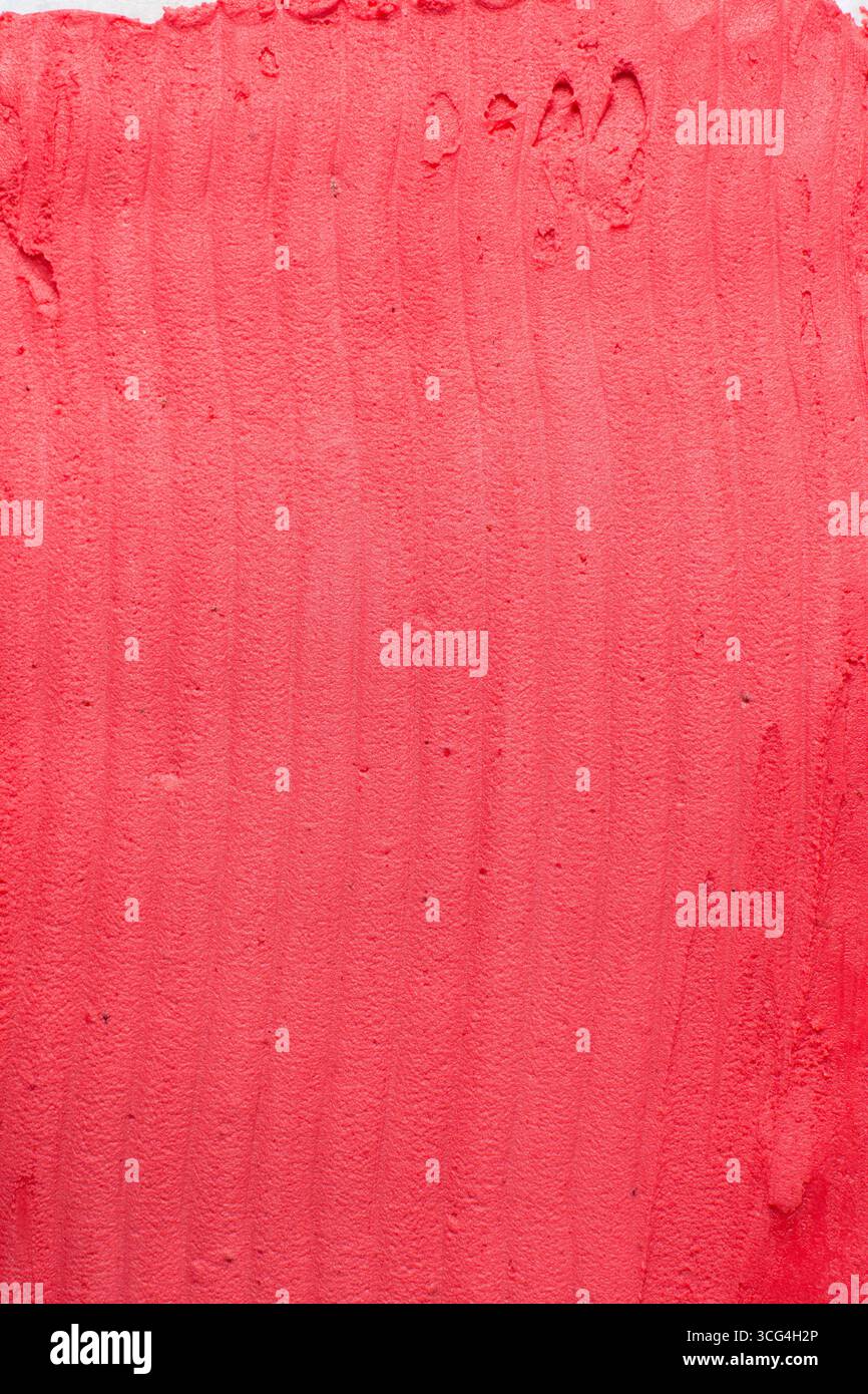 Vue de dessus de crème au beurre rouge pour décorer le gâteau, crème au beurre américain lisse soyeuse avec des motifs, vue de dessus de crème au beurre rouge lisse Banque D'Images