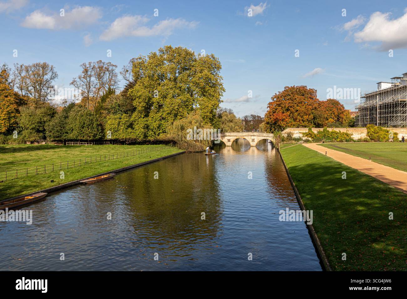 Cambridge, Angleterre. Jardins et allées du King's College avec feuillage d'automne, la rivière Cam, et punts amarrés le long de la rive à côté de l'histori Banque D'Images