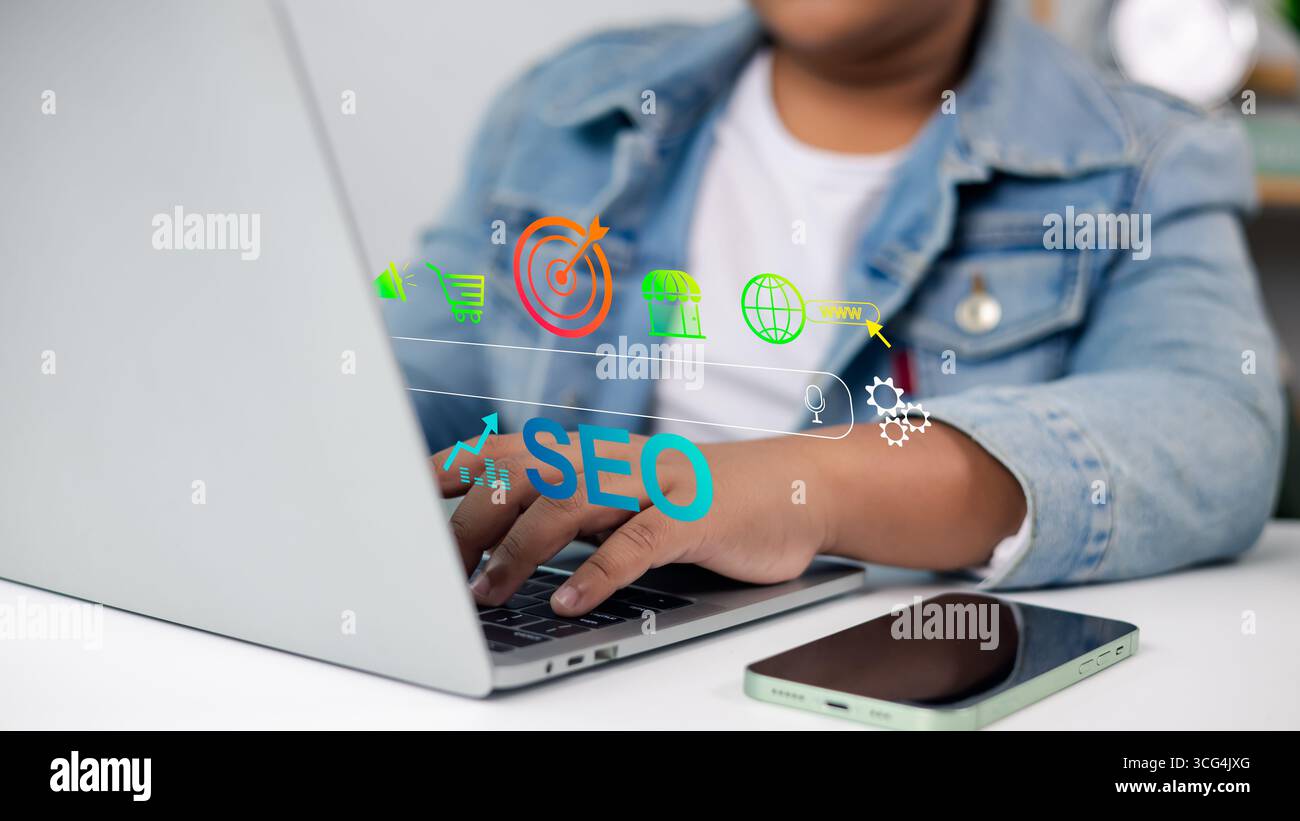 Mains tapant sur ordinateur portable avec des icônes SEO et des symboles de marketing numérique. Croissance des affaires en ligne, optimisation des moteurs de recherche, stratégie de contenu, site Web couru Banque D'Images