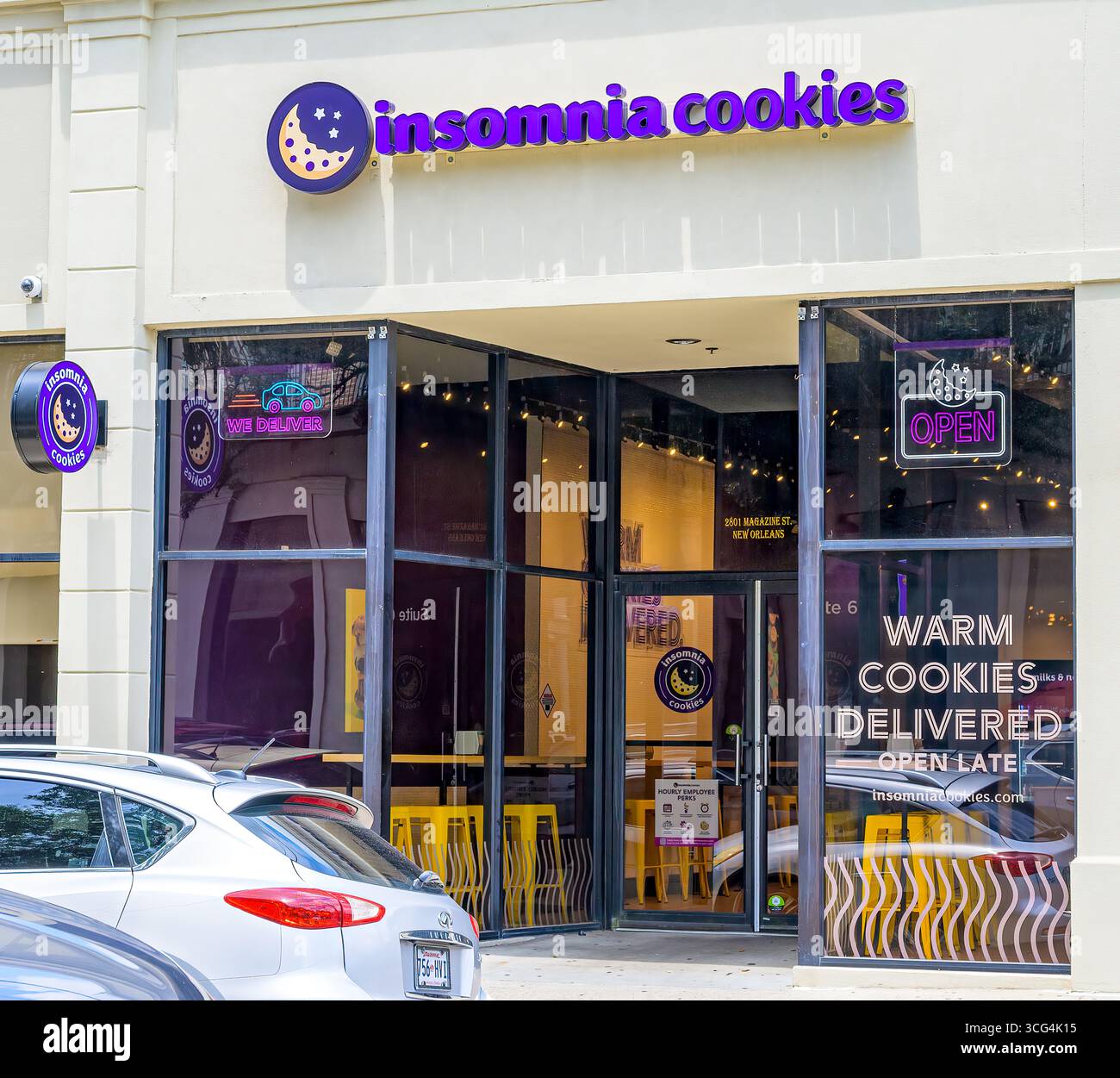 New Orleans, LOUISIANE, États-Unis - 8 août 2025 : devant Insomnia cookies sur Magazine Street dans le Lower Garden District Banque D'Images