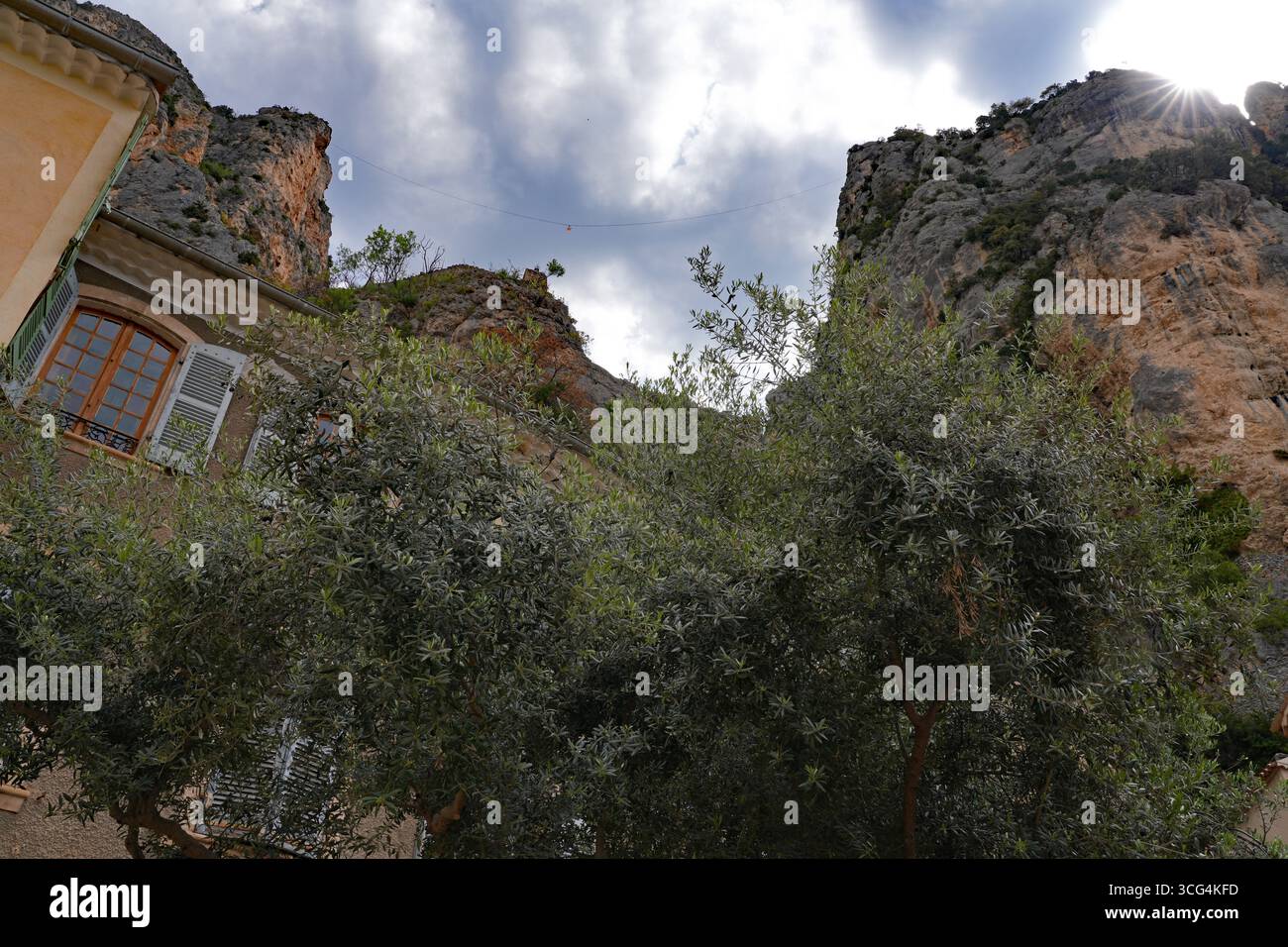 MOUSTIERS-SAINTE-MARIE, FRANCE -19 MAI 2025- vue de rue de la ville provençale de Moustiers Sainte Marie dans les Alpes-de-haute-Provence, membre des les Banque D'Images