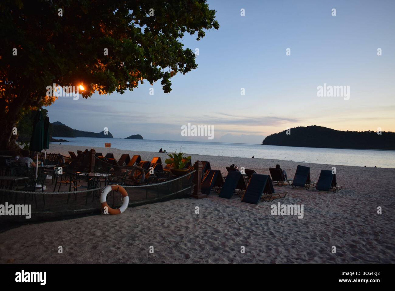 Chaises de plage pendant le coucher du soleil No People in Tropical Resort Banque D'Images