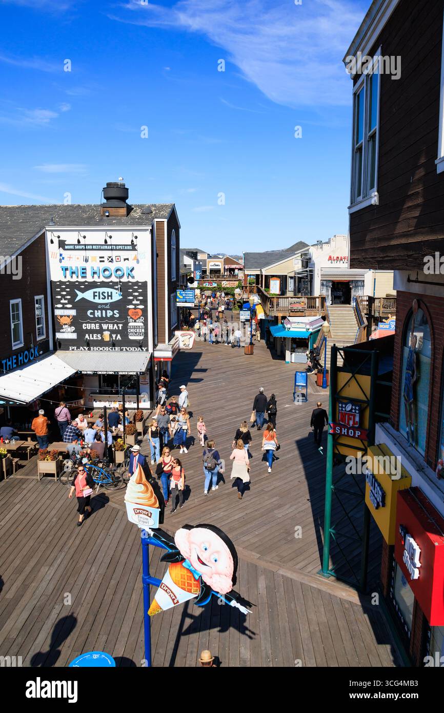 Touristes sur Pier 39 restaurants de shopping avec le crochet, fish and chips, pizzeria, dreyers, yaourt glacé. San Francisco, Californie, États-Unis, Banque D'Images