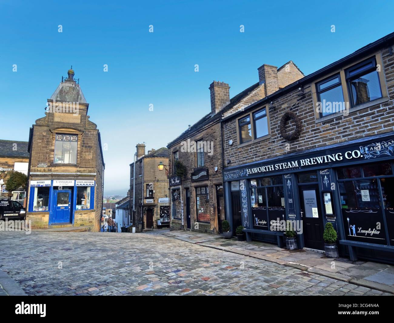 Royaume-Uni, West Yorkshire, Haworth, magasins de main Street. Banque D'Images