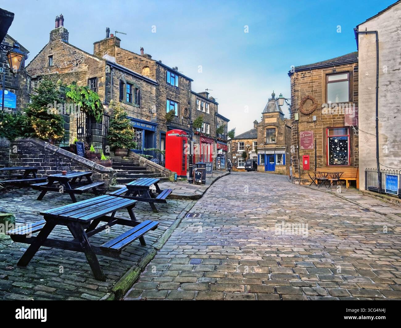 UK, West Yorkshire, Haworth, main Street vue depuis Black Bull Inn à Noël. Banque D'Images
