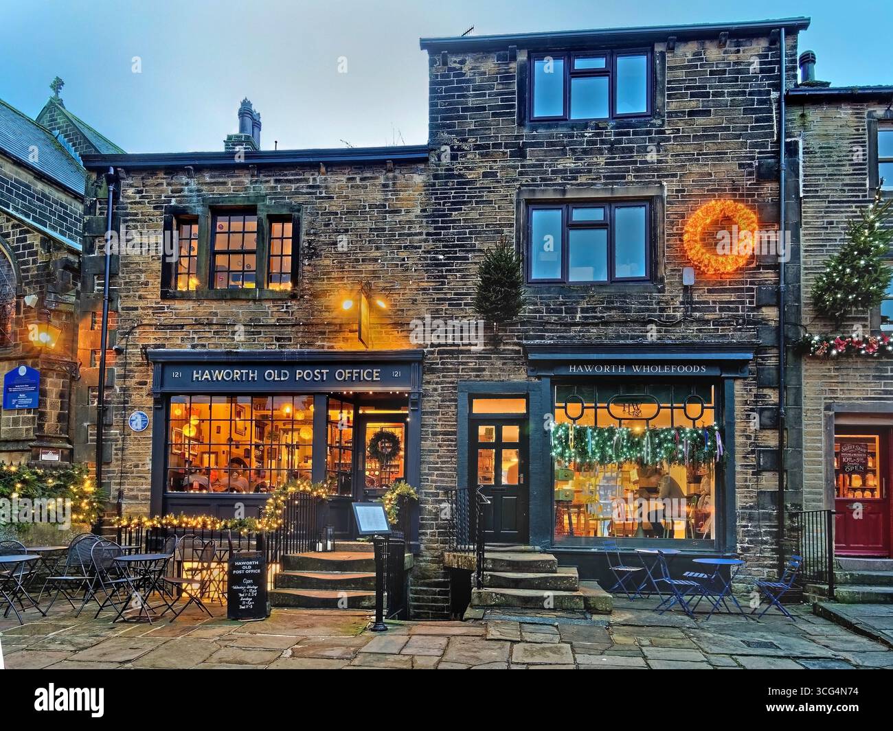 UK, West Yorkshire, Haworth, main Street, Old Post Office et Haworth Wholefoods à Noël. Banque D'Images