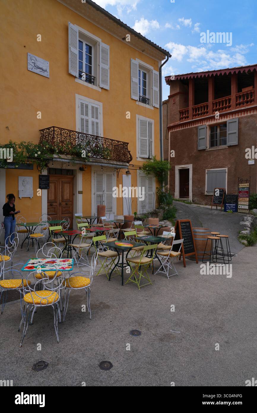 MOUSTIERS-SAINTE-MARIE, FRANCE -19 MAI 2025- vue de rue de la ville provençale de Moustiers Sainte Marie dans les Alpes-de-haute-Provence, membre des les Banque D'Images