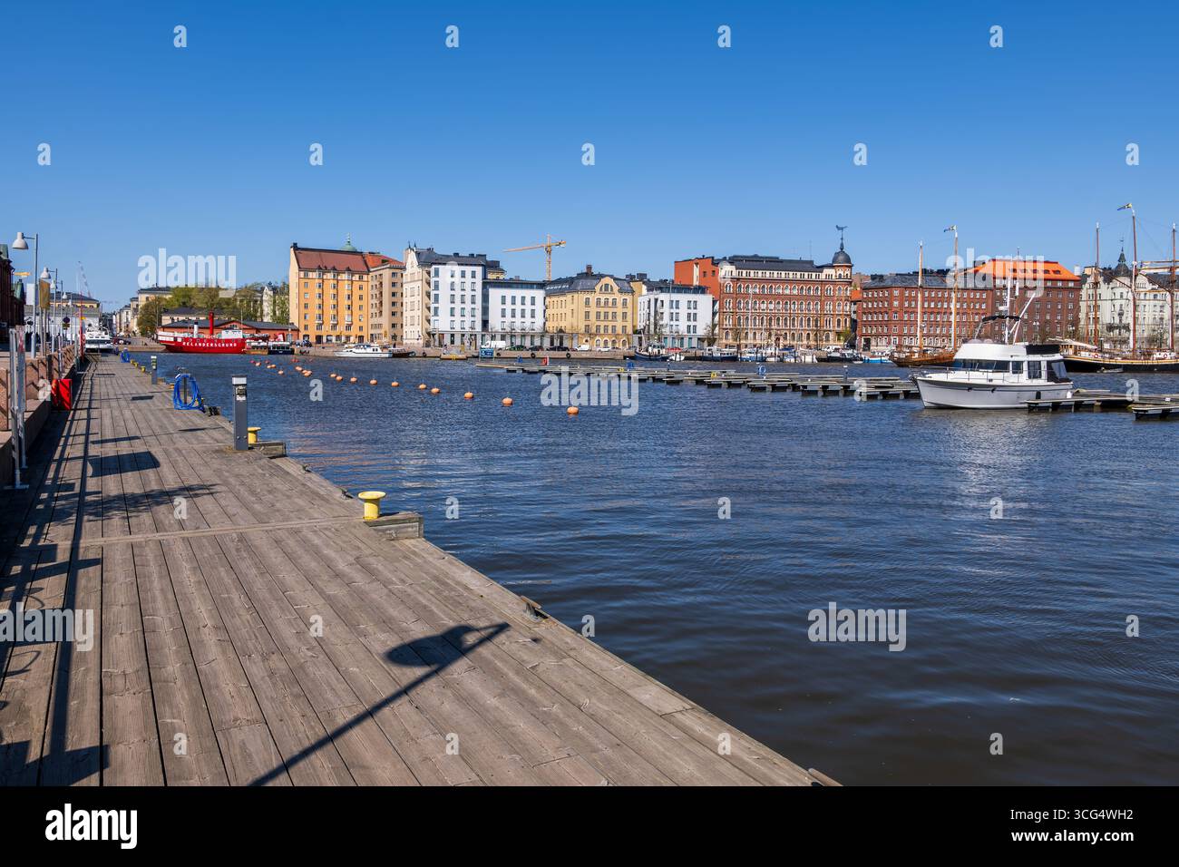 Horizon de la ville d'Helsinki avec le quartier de Kruununhaka depuis le port de Pohjoissatama en Finlande. Banque D'Images