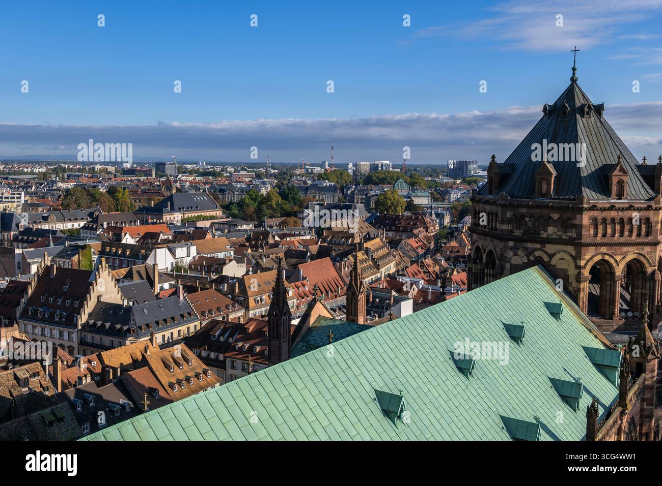Ville de Strasbourg en France. Paysage urbain avec la cathédrale de Strasbourg de notre-Dame sur le toit dans la vieille ville. Banque D'Images
