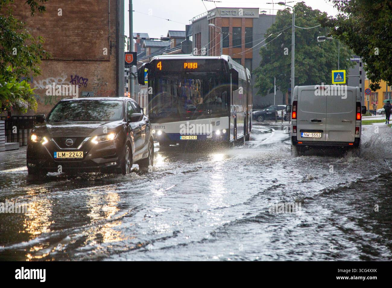Riga, Lettonie. 26 août 2025. Luttes de circulation dans les rues inondées après de fortes pluies à Riga, Lettonie, 26 août 2025. Riga a été frappée par de violents orages pendant la nuit jusqu'au matin du 26 août, avec de fortes pluies provoquant des inondations dans certaines rues du centre-ville. Credit : Edijs Palens/Xinhua/Alamy Live News Banque D'Images Riga, Lettonie. 26 août 2025. Luttes de circulation dans les rues inondées après de fortes pluies à Riga, Lettonie, 26 août 2025. Riga a été frappée par de violents orages pendant la nuit jusqu'au matin du 26 août, avec de fortes pluies provoquant des inondations dans certaines rues du centre-ville. Credit : Edijs Palens/Xinhua/Alamy Live News Banque D'Images