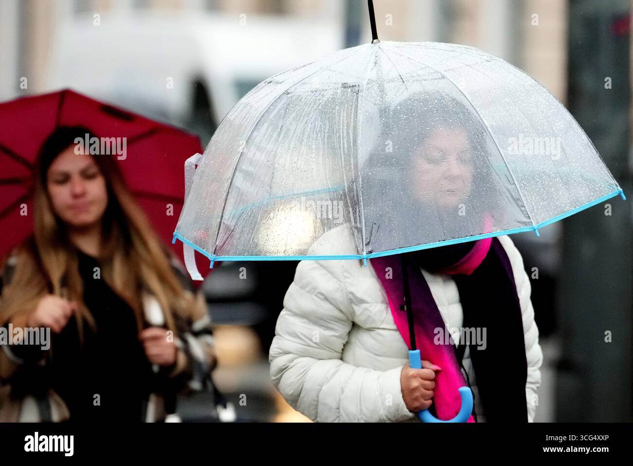 Riga, Lettonie. 26 août 2025. Les gens marchent contre les précipitations à Riga, Lettonie, 26 août 2025. Riga a été frappée par de violents orages pendant la nuit jusqu'au matin du 26 août, avec de fortes pluies provoquant des inondations dans certaines rues du centre-ville. Credit : Edijs Palens/Xinhua/Alamy Live News Banque D'Images Riga, Lettonie. 26 août 2025. Les gens marchent contre les précipitations à Riga, Lettonie, 26 août 2025. Riga a été frappée par de violents orages pendant la nuit jusqu'au matin du 26 août, avec de fortes pluies provoquant des inondations dans certaines rues du centre-ville. Credit : Edijs Palens/Xinhua/Alamy Live News Banque D'Images