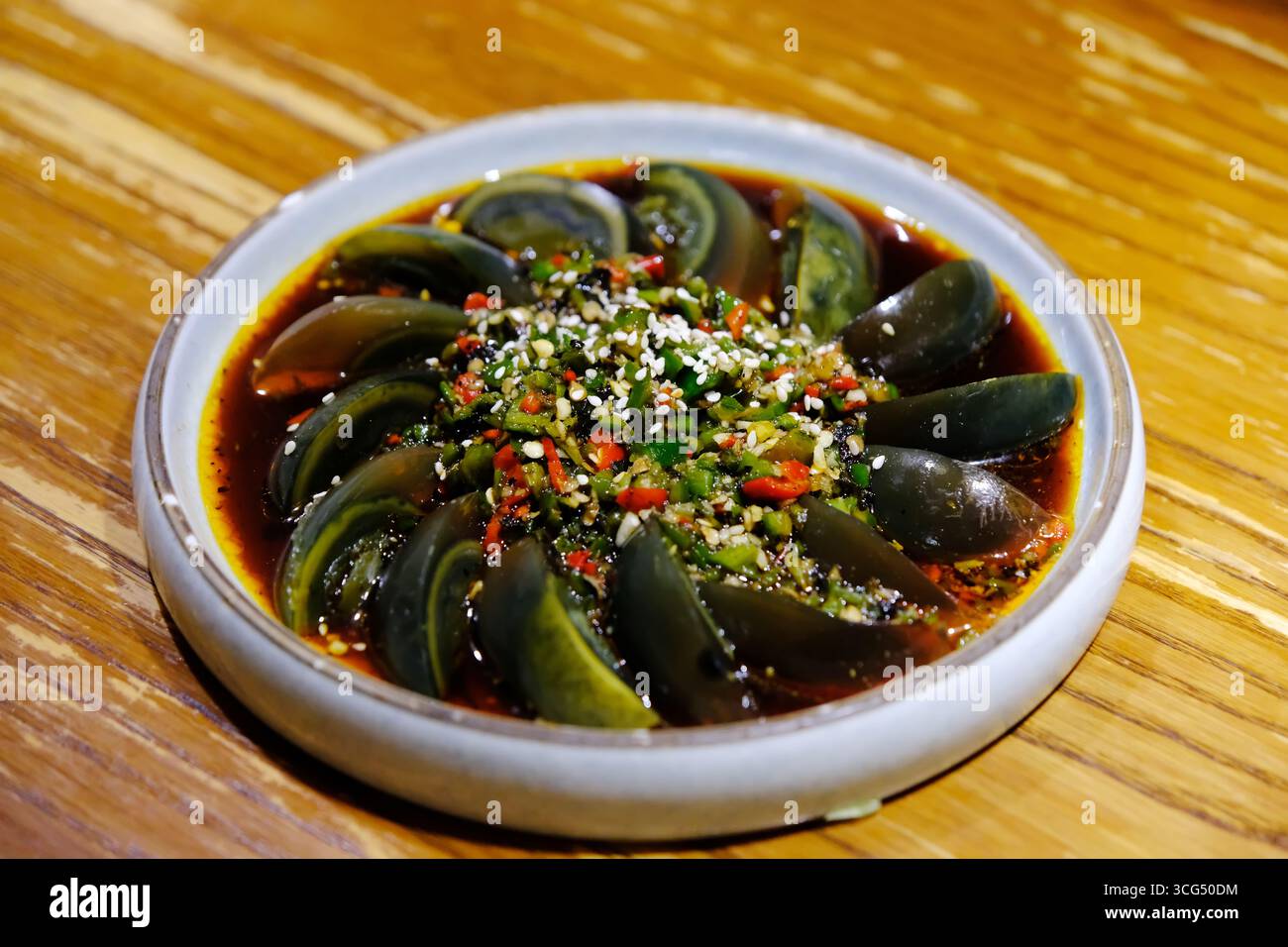 œufs du siècle avec poivrons hachés. Cuisine chinoise Banque D'Images