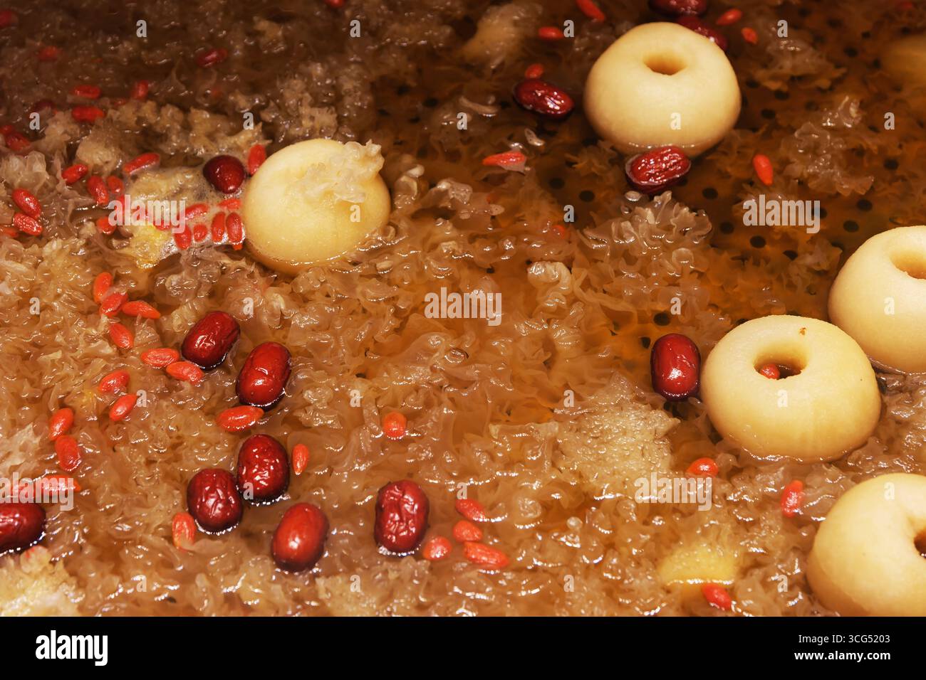 Soupe de champignons blancs chinois avec poire d'Asie, dattes rouges et baies de Goji Banque D'Images