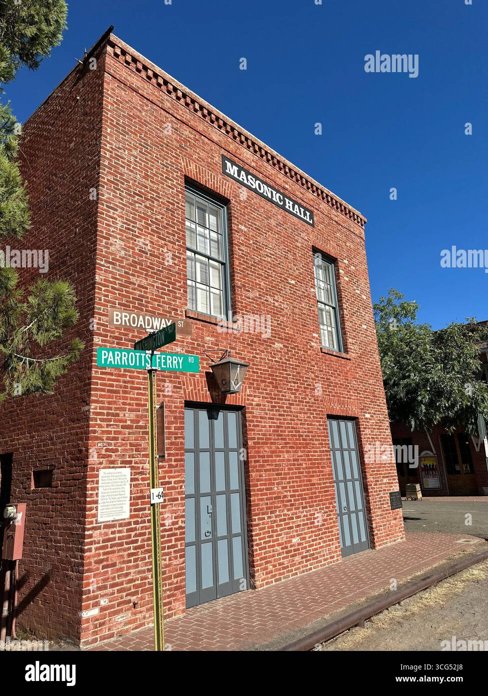 Red Brick Masonic Hall dans le Columbia State Historic Park, Californie, situé à l'angle de Broadway Street et Parrotts Ferry Road - Image de stock capturée avec un smartphone