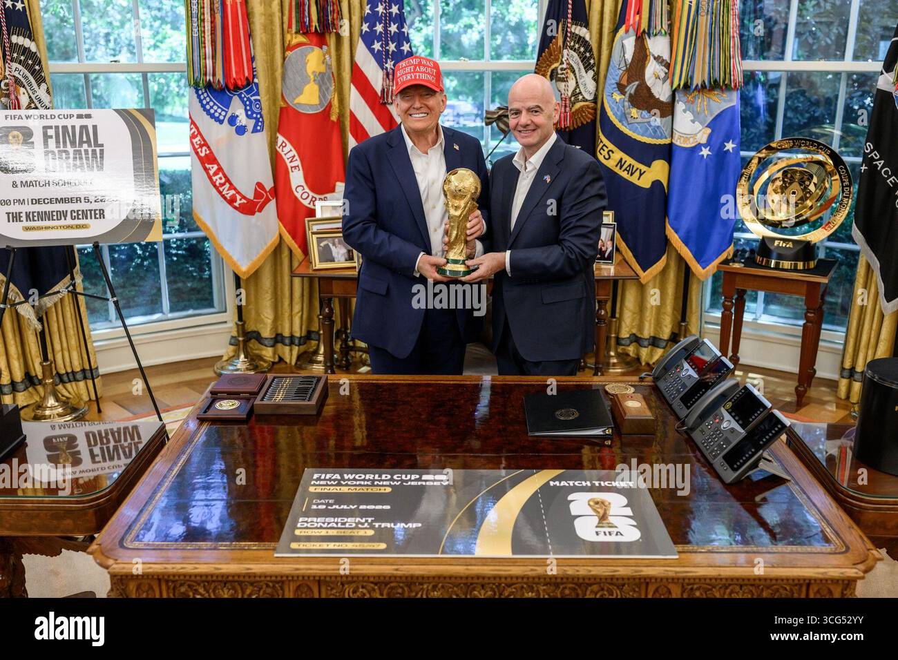 Le président Donald J. Trump avec le président de la FIFA Gianni Infantino au bureau ovale annonçant le tirage au sort de la Coupe du monde de la FIFA 2026. Washington, DC, août 2025. Image reproduite avec l'aimable autorisation de la Maison Blanche. Banque D'Images