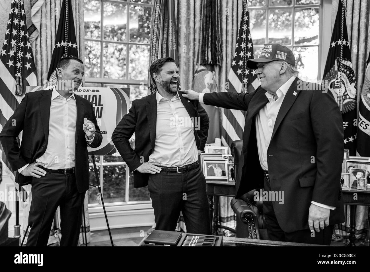 Le président Donald Trump riant aux côtés du vice-président JD Vance et d’un autre membre lors de l’annonce que le tirage au sort de la Coupe du monde de la FIFA 2026 aura lieu le 5 décembre au Kennedy Center, Washington, D.C. en août 2025. Image reproduite avec l'aimable autorisation de la Maison Blanche. Banque D'Images