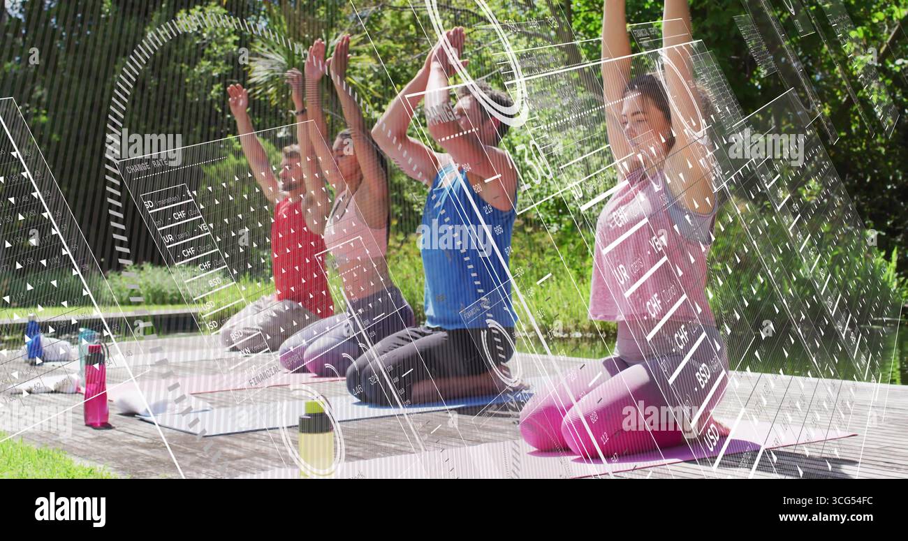 Groupe de yoga étirant dans le matériel de fitness levant les bras sur la plate-forme dans le parc, avec tapis, bouteilles d'eau Banque D'Images