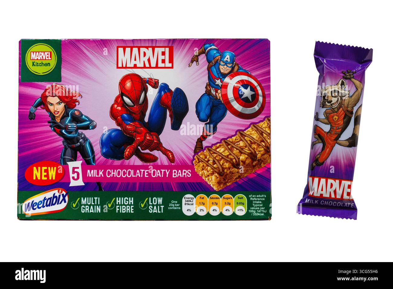Boîte de barres Marvel chocolat au lait Oaty avec une enlevée isolée sur fond blanc céréales mélangées et barre de chocolat au lait avec un filet de chocolat au lait Banque D'Images