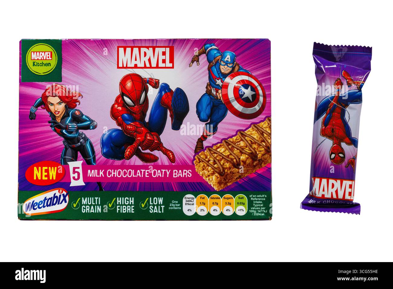 Boîte de barres Marvel chocolat au lait Oaty avec une enlevée isolée sur fond blanc céréales mélangées et barre de chocolat au lait avec un filet de chocolat au lait Banque D'Images