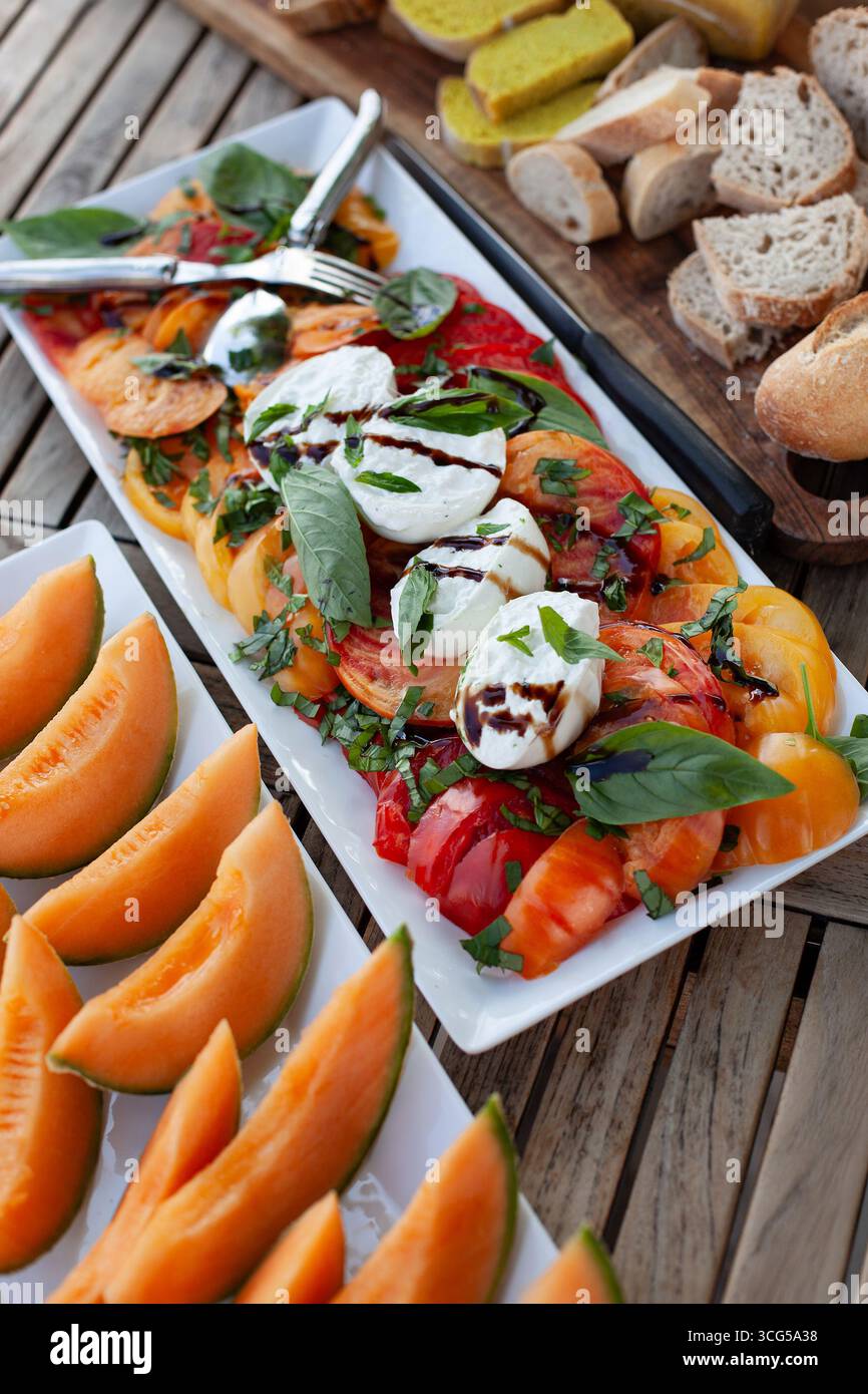 Salade de tomates et melon sur une table Banque D'Images