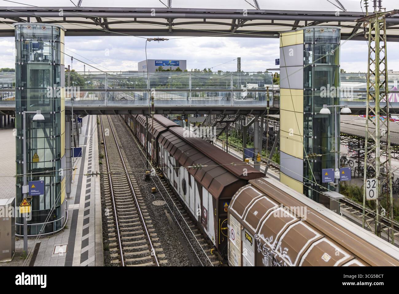 Gare avec train de marchandises de passage à Walldorf-Wiesloch. Wiesloch, Bade-Wuertemberg, Allemagne Banque D'Images