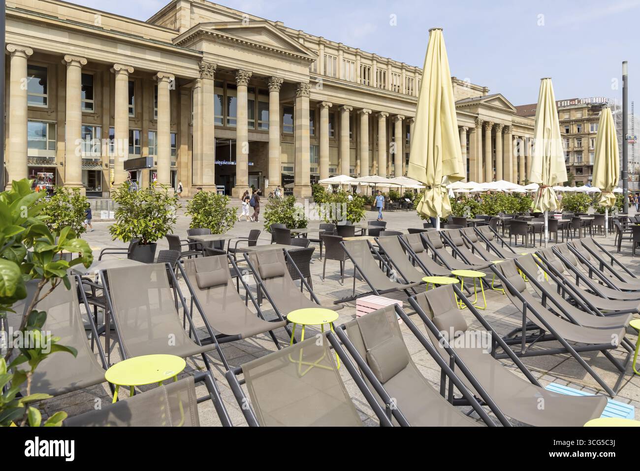 Restauration en plein air à Stuttgart. Café de rue sur Schlossplatz en face de la Koenigsbau. Stuttgart, Bade-Wuerttemberg, Allemagne Banque D'Images
