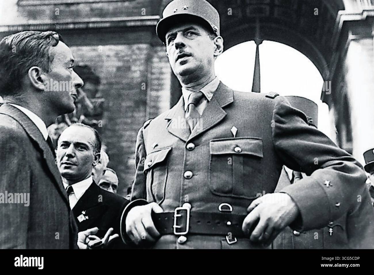 CHARLES de GAULLE (1890-1970) général et homme d'État français au défilé de la victoire de l'Arc de Triomphe le 26 août 1944. Banque D'Images