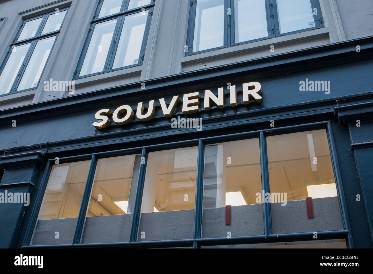 Magasin de souvenirs grand signe de logo sur le bâtiment Banque D'Images