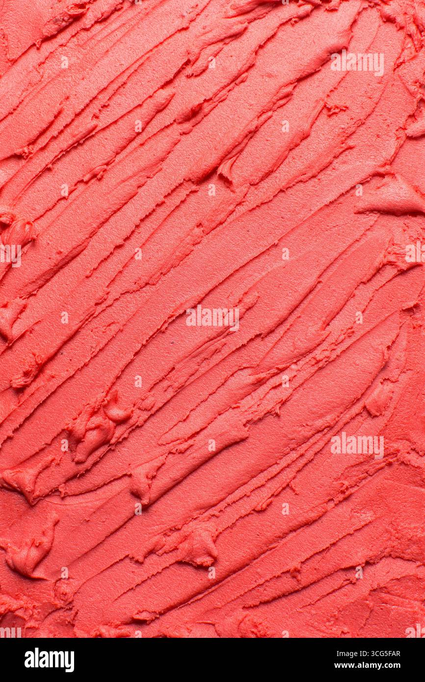 Vue de dessus de crème au beurre rouge pour décorer le gâteau, crème au beurre américain lisse soyeuse avec des motifs, vue de dessus de crème au beurre rouge lisse Banque D'Images
