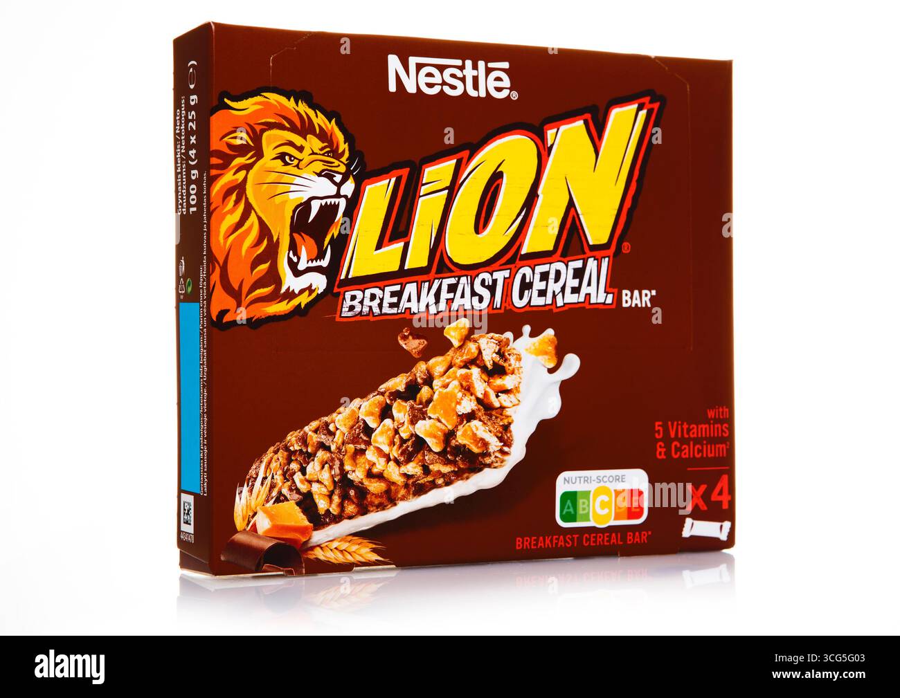 LONDRES, Royaume-Uni - 25 DÉCEMBRE 2024 : boîte de barres de céréales de petit déjeuner Lion avec vitamines et calcium sur blanc. Banque D'Images