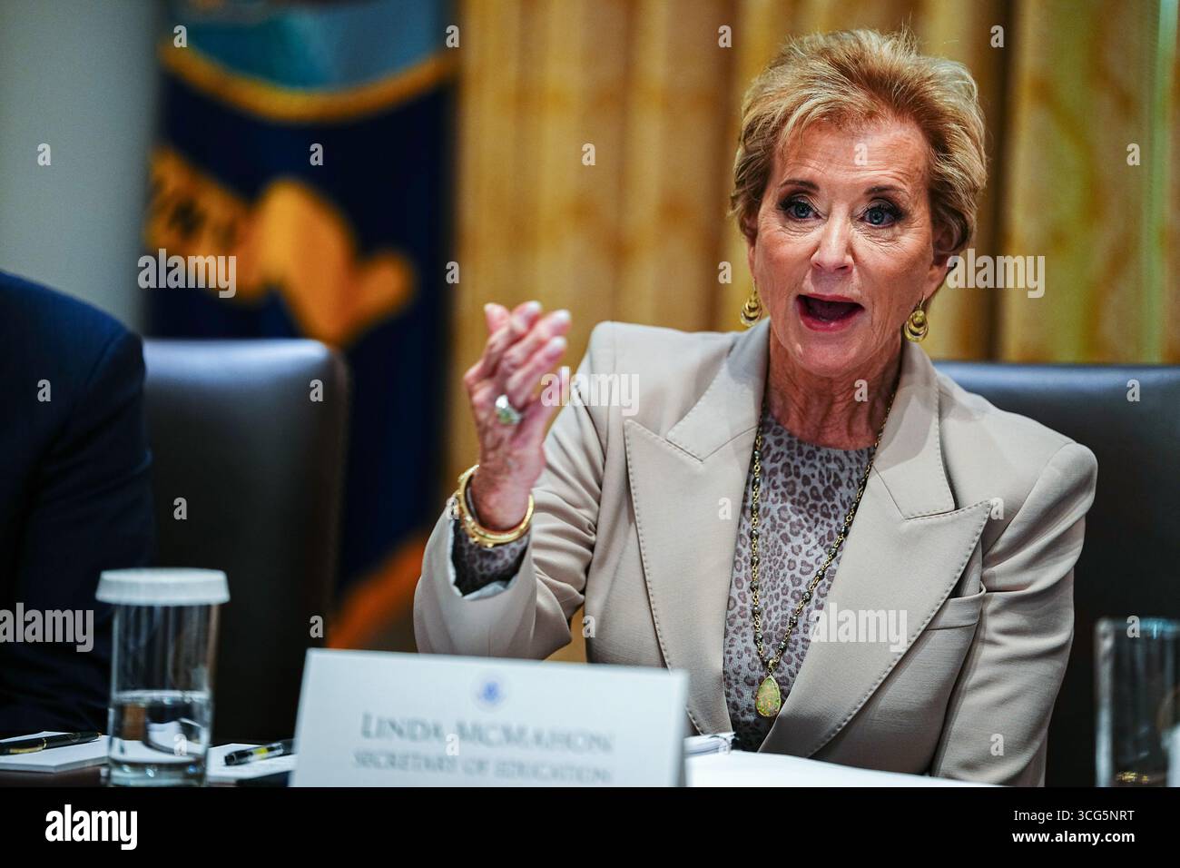 Washington, États-Unis. 26 août 2025. La secrétaire à l’éducation Linda McMahon s’exprime lors d’une réunion du Cabinet avec le président Donald Trump dans la salle du Cabinet de la Maison Blanche à Washington, DC, le mardi 26 août 2025. Photo de Aaron Schwartz/UPI crédit : UPI/Alamy Live News Banque D'Images