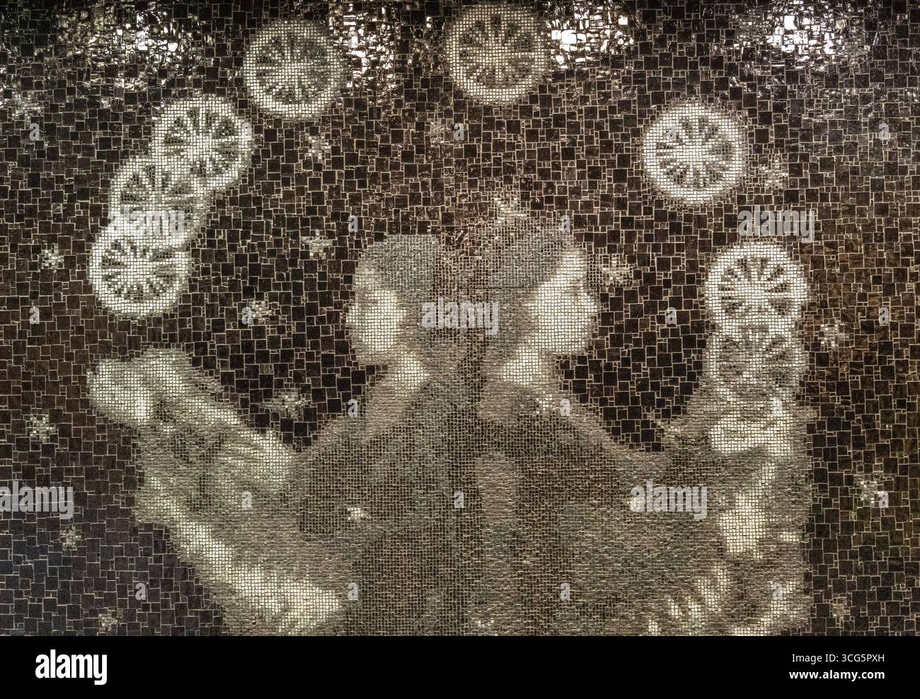 Oeuvre d'art en mosaïque noir et blanc de deux femmes et stars dans le système de transport de New York Banque D'Images