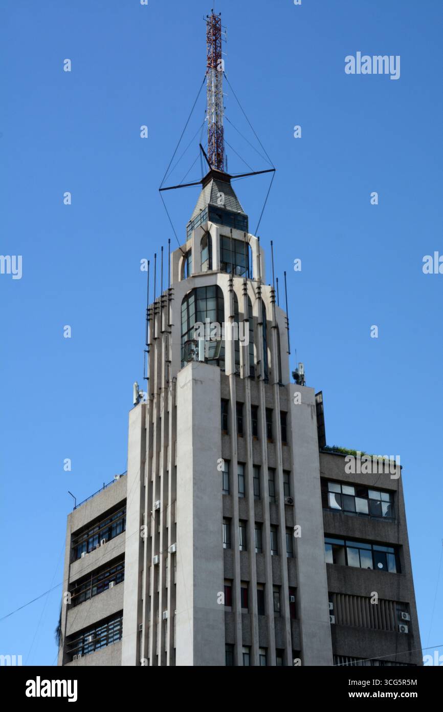 Le sommet de l'Edificio Gomez, ou Gomez Building, mêlant art déco, brutalisme et styles architecturaux internationaux à Mendoza, en Argentine. Banque D'Images