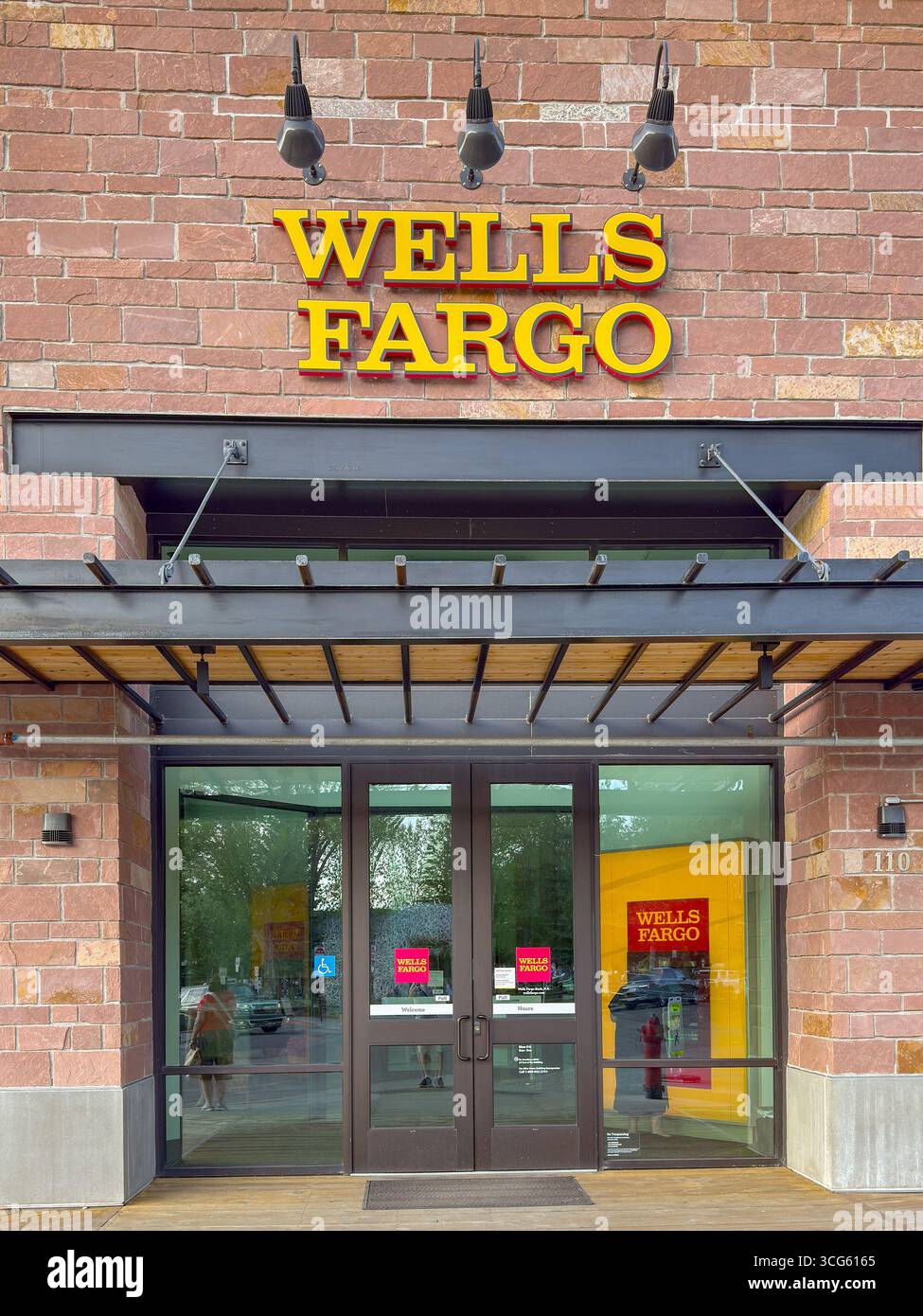 Jackson, Wyoming, États-Unis - 27 mai 2025 : vue extérieure de face de l'entrée de la succursale de la banque Wells Fargo dans le centre-ville - Image de stock capturée avec un smartphone