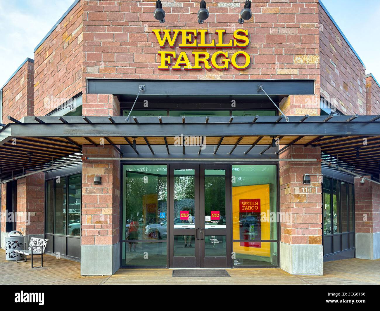 Jackson, Wyoming, États-Unis - 27 mai 2025 : vue extérieure de face de l'entrée de la succursale de la banque Wells Fargo dans le centre-ville - Image de stock capturée avec un smartphone