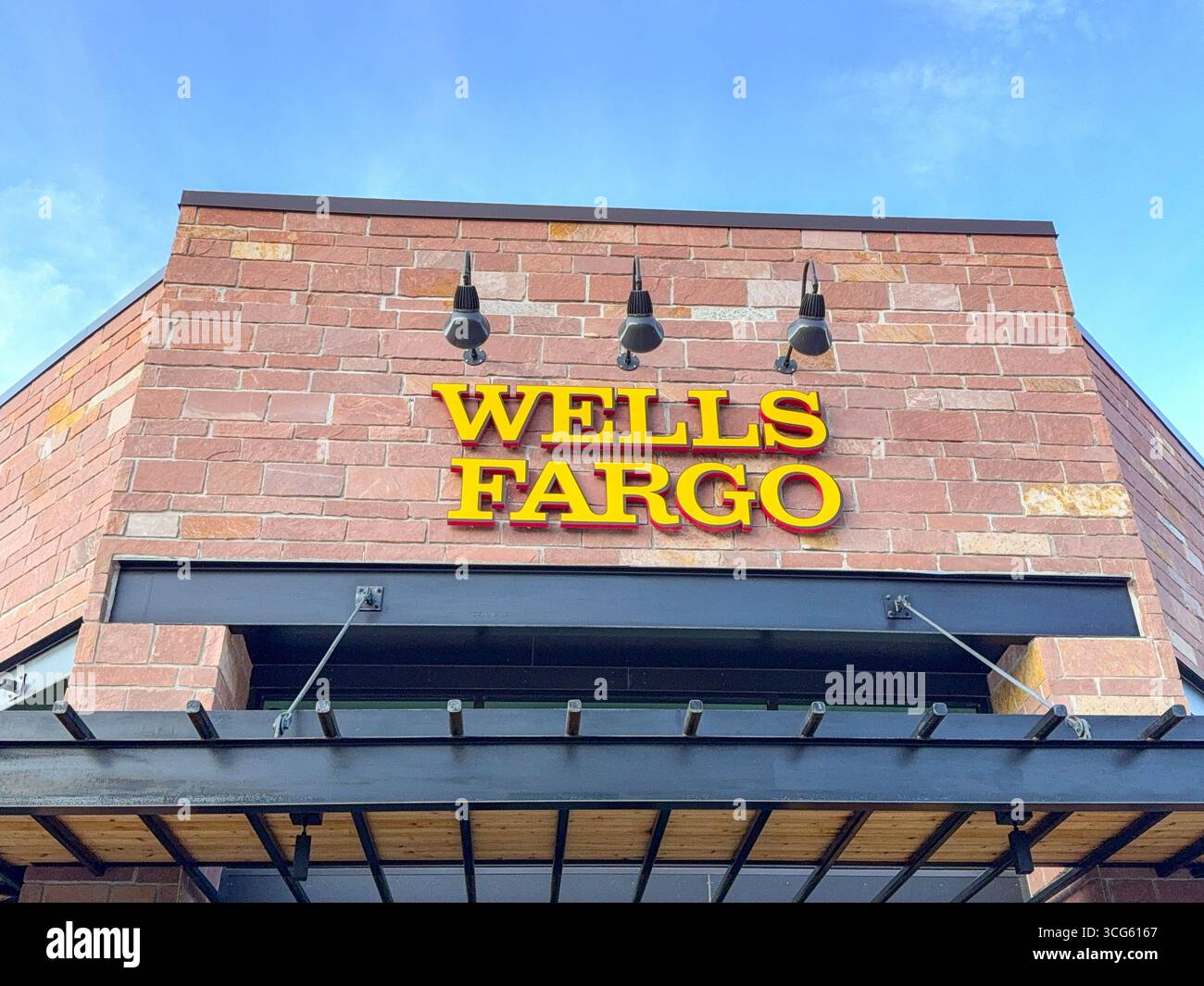 Jackson, Wyoming, États-Unis - 27 mai 2025 : vue extérieure de face de l'entrée de la succursale de la banque Wells Fargo dans le centre-ville - Image de stock capturée avec un smartphone