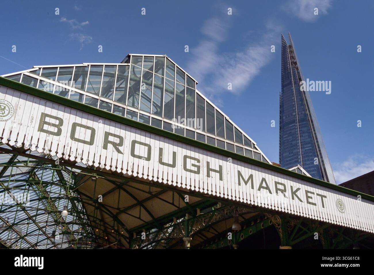 Londres, Angleterre, Royaume-Uni - 4 juillet 2025 : vue extérieure de l'entrée de l'historique Borough Market dans le centre de Londres. En arrière-plan se trouve le Shard. Banque D'Images
